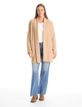 Cardigan largo de tejido de punto suave, color beige, con diseño abierto sin botones, cuello con caída fluida, mangas largas con hombros caídos y bolsillos laterales.