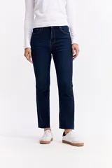 Jean de corte recto y tiro alto, color negro, con terminación de ruedo desflecado y largo crop.