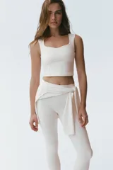 Top deportivo cropped H&M Move en tejido funcional color beige con tecnología SculptMove™ y DryMove™. Presenta escote corazón, soutien incorporado con relleno extraíble y corte ajustado.