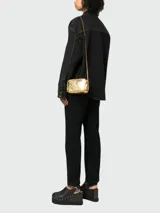 Bandolera dorada de cuero metalizado con correa de cadena dorada.