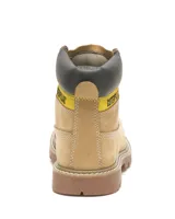 Bota Caterpillar modelo Colorado 2.0 de color tostado, confeccionada en cuero nubuck. Presenta cuello acolchado negro con detalles en amarillo con la inscripción de la marca, ojetes metálicos dorados, cordones bicolor y suela de goma tractorada.