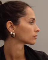 Aros tipo argollas de diseño artesanal con acabado texturizado y forma irregular. Fabricados en bronce y alpaca, con pernos y cierres de plata 925.