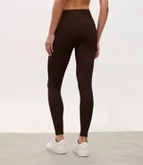 Legging deportiva de tiro alto confeccionada en microfibra acanalada, con diseño ajustado y textura acanalada.