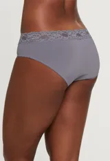 Panty hipster color rosa, marca Montelle, confeccionada en lycra y encaje.