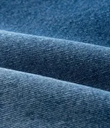 Short mom de jeans azul con bordado richelieu en el ruedo.