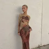 Vestido largo de microtul transparente con diseño estampado de arte tradicional japonés, manga larga y cuello redondo.