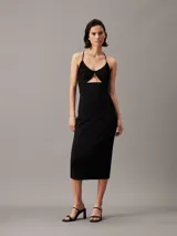 Vestido midi negro de punto canalé crepé con tirantes finos, espalda cruzada con detalle metálico y recorte en la parte delantera de la cintura.
