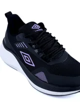 Championes deportivos Umbro modelo Boltalk, color blanco con detalles en verde agua y suela naranja. Presentan un diseño de malla transpirable y entresuela con amortiguación.