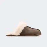 Pantuflas UGG Scuffette II de ante marrón con cuello y forro de piel de oveja color crema.