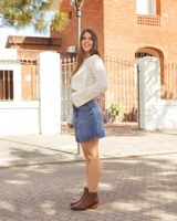Bota alta de cuero y gamuza color marrón, con diseño 2 en 1 que incluye estribo desmontable, taco cuadrado y punta cuadrada.