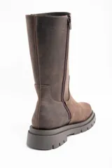 Bota de caña media confeccionada en cuero legítimo con efecto lavado. Presenta una suela track robusta de goma con relieve y costuras reforzadas en el cuerpo de la bota.