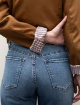 Blazer crop color marrón, marca Dictionary. Cuello con solapa, manga larga y forro interno estampado a rayas.