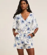 Short de viscolino con cintura elástica y estampado de palmeras.