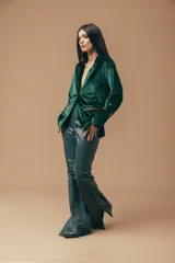 Blazer de terciopelo color terracota, con cuello solapa, cierre con botón de guampa y detalles en cuero. Corte entallado.