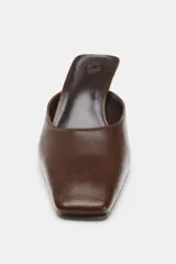Zapato tipo mule de tacón fino en piel de color marrón, con diseño de escote redondo y punta cuadrada. Colección especial Fruit of the Loom x Zara.