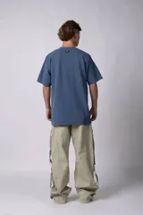 Remera de corte oversize color negro, con cuello redondo y estampa minimalista con la palabra 'HUMAN' en el pecho.