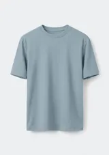Remera de manga corta gris claro melange, de corte slim y cuello redondo clásico.