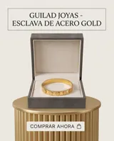 Esclava rígida de acero con baño de oro, con diseño de flores grabadas en relieve a lo largo de toda la pieza.