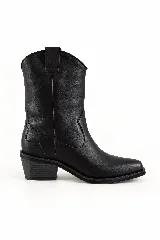 Bota texana de cuero color negro, de caña media, con taco cuadrado y puntera ligeramente perfilada. Presenta costuras decorativas y tirador superior.