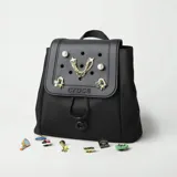 Mochila Crocs de nailon color negro, con solapa frontal de EVA con perforaciones aptas para Jibbitz, cierre superior ajustable y asa de mano.
