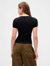 Remera de punto rib color celeste, de manga corta y cuello redondo amplio. Presenta un diseño básico y un calce ajustado al cuerpo.