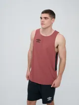Musculosa deportiva Umbro modelo Lume, color azul marino, con cuello redondo y logo blanco impreso en el pecho.