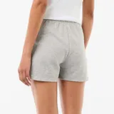 Short de muletón gris claro con cintura elástica y cordón ajustable.