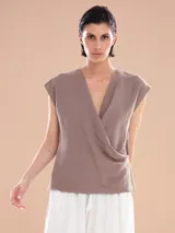 Remera sin mangas color visón, con escote cruzado en V.