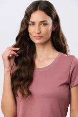 Remera básica de algodón color negro, con cuello redondo y mangas cortas de corte clásico.