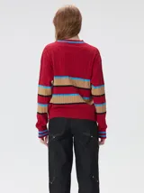 Sweater de punto cable con diseño a rayas horizontales en tonos marrón, amarillo y lila. Presenta cuello redondo acanalado, mangas largas con puños a juego y logo bordado en el pecho.