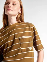 Camiseta de algodón a rayas horizontales blancas y marrones, con cuello redondo y bolsillo frontal con detalle de logo bordado.
