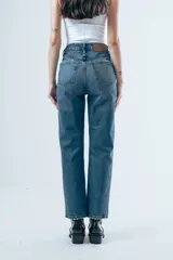 Jeans de tiro alto y corte recto, con diseño clásico de cinco bolsillos y cierre frontal con botón y cremallera.