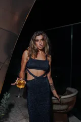Vestido midi de tejido brillante con diseño cut-out en la cintura y tiras cruzadas. Presenta escote recto y falda ajustada.
