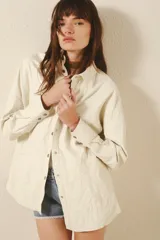 Camisa de cuero ovino en color crudo, con diseño de calce holgado y efecto arrugado. Presenta cierre frontal con snaps metálicos y mangas largas.