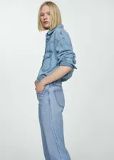 Jeans Matilda de tiro medio y diseño recto, confeccionados en 100% algodón denim. Cuenta con cinco bolsillos, trabillas para cinturón y cierre frontal con cremallera y botón metálico.