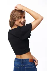 Top corto negro con escote cuadrado, mangas cortas abullonadas y corte ajustado.