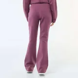 Pantalón de felpa ligera color púrpura, con corte bootcut y costura central vertical en el frente.