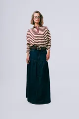Falda larga de denim oscuro con diseño evasé y costuras pespunteadas en contraste.