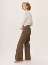 Pantalon de corte recto y tiro medio, color marron, con costuras a contratono, bolsillos traseros con pespuntes y detalle de pasacintos.