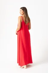 Vestido largo rojo de algodón con breteles finos y corte recto.