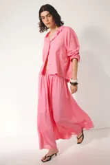 Pollera tobillera de corte holgado en mezcla de viscosa, de color fucsia, con cintura de tiro alto fruncida y elástico revestido en la parte posterior.