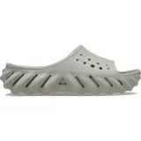 Sandalias Crocs Echo Slide color gris, tipo chinela, con diseño moldeado futurista, aberturas de ventilación superiores y suela esculpida texturizada.