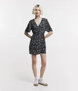 Mono corto de viscosa con estampado floral liberty, escote en V cruzado y mangas cortas amplias.