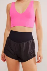 Short negro deportivo de cintura alta y ancha de punto, confeccionado en tejido resistente y repelente al agua, con calzón interior incorporado.
