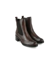 Bota estilo Chelsea de cuero napa color marrón chocolate, con detalles de perforaciones tipo Oxford y paneles laterales elásticos negros. Presenta un taco cuadrado de altura media y suela de goma.