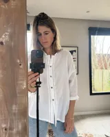 Camisa de manga larga de bambula de algodón, color blanco, con cuello mao, apliques de encaje en la pechera y botones frontales de coco. Diseño holgado.
