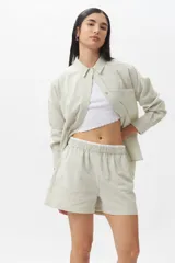 Short piyamero a rayas verticales color verde y blanco, con elástico en la cintura.