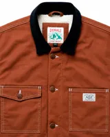 Campera estilo workwear de Denali, confeccionada en canvas resistente color marrón. Presenta interior forrado en corderito sherpa, cuello de pana negro, cierre frontal con botones metálicos color cobre y cuatro bolsillos frontales con costuras reforzadas en contraste.