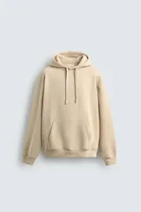 Sudadera tipo hoodie de corte relajado, confeccionada en tejido de algodón con interior cepillado. Presenta capucha con cordones ajustables, bolsillo frontal tipo canguro y terminaciones en rib en puños y ruedo.