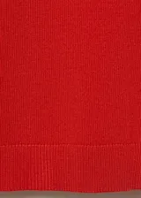Jersey de punto fino color rojo, de manga corta, diseño entallado y cuello redondo.
